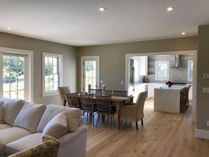 Smart TV, fireplace, stereo