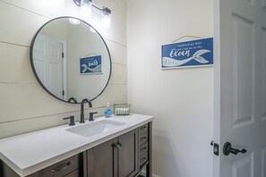 Combined shower/tub, towels