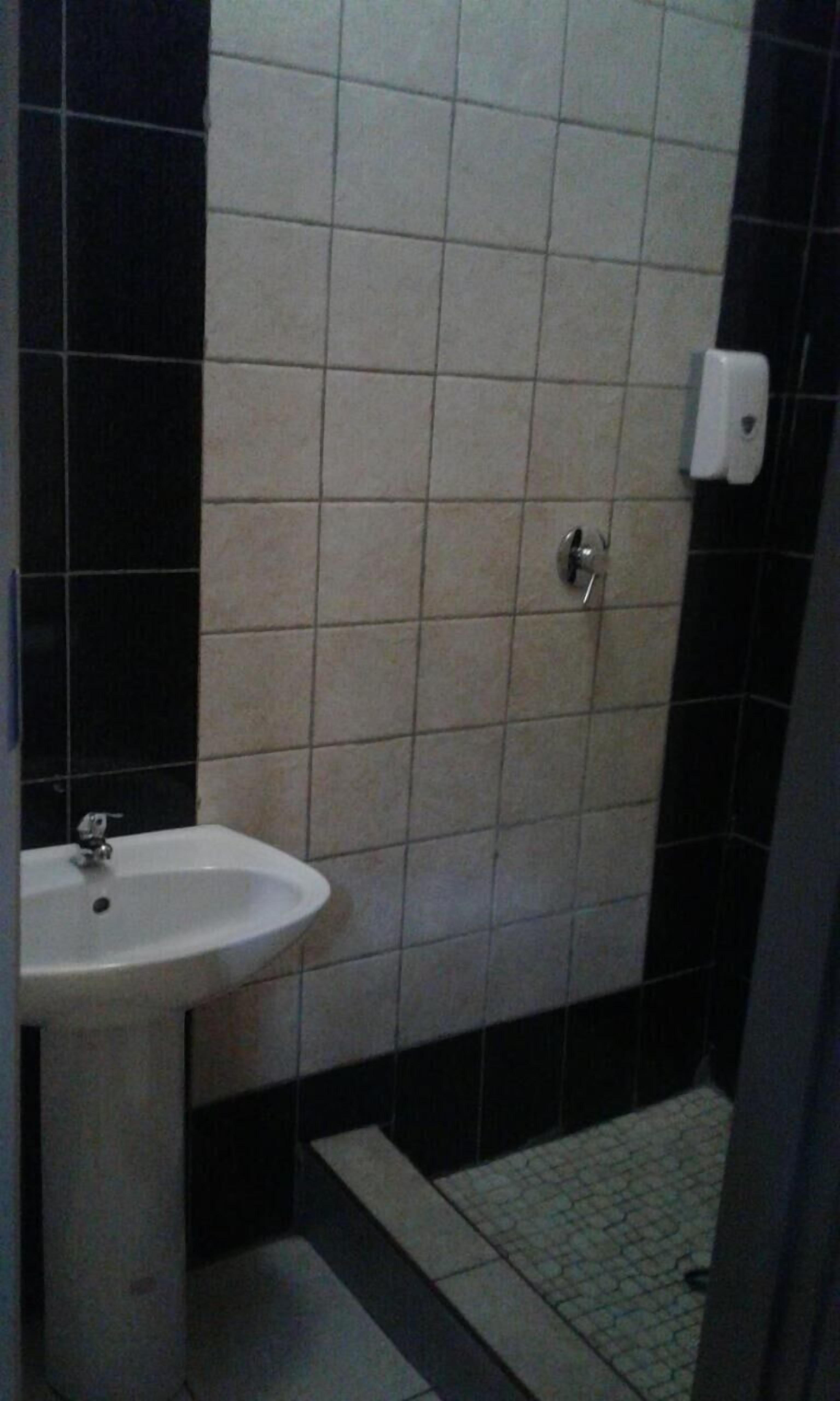 Dusj, håndklær, såpe og sjampo