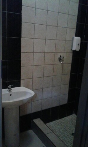 Douche, serviettes fournies, savon, shampooing