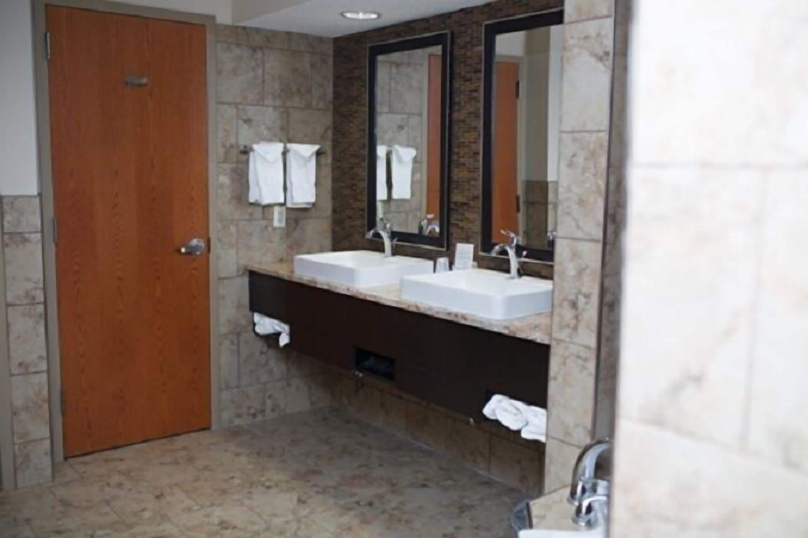 combined shower/bathtub, free toiletries, hair dryer, towels