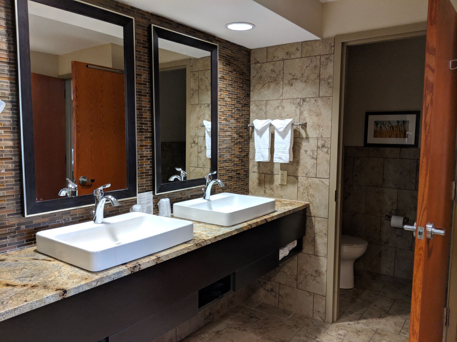 king suite | bathroom | combined shower/bathtub, free toiletries, hair dryer, towels