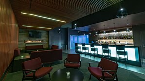 Uma área de bar moderna com assentos e balcão.