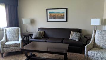 Chambre, 1 très grand lit | Aire de séjour | Téléviseur à écran plat de 43 po avec télévision par câble, téléviseur