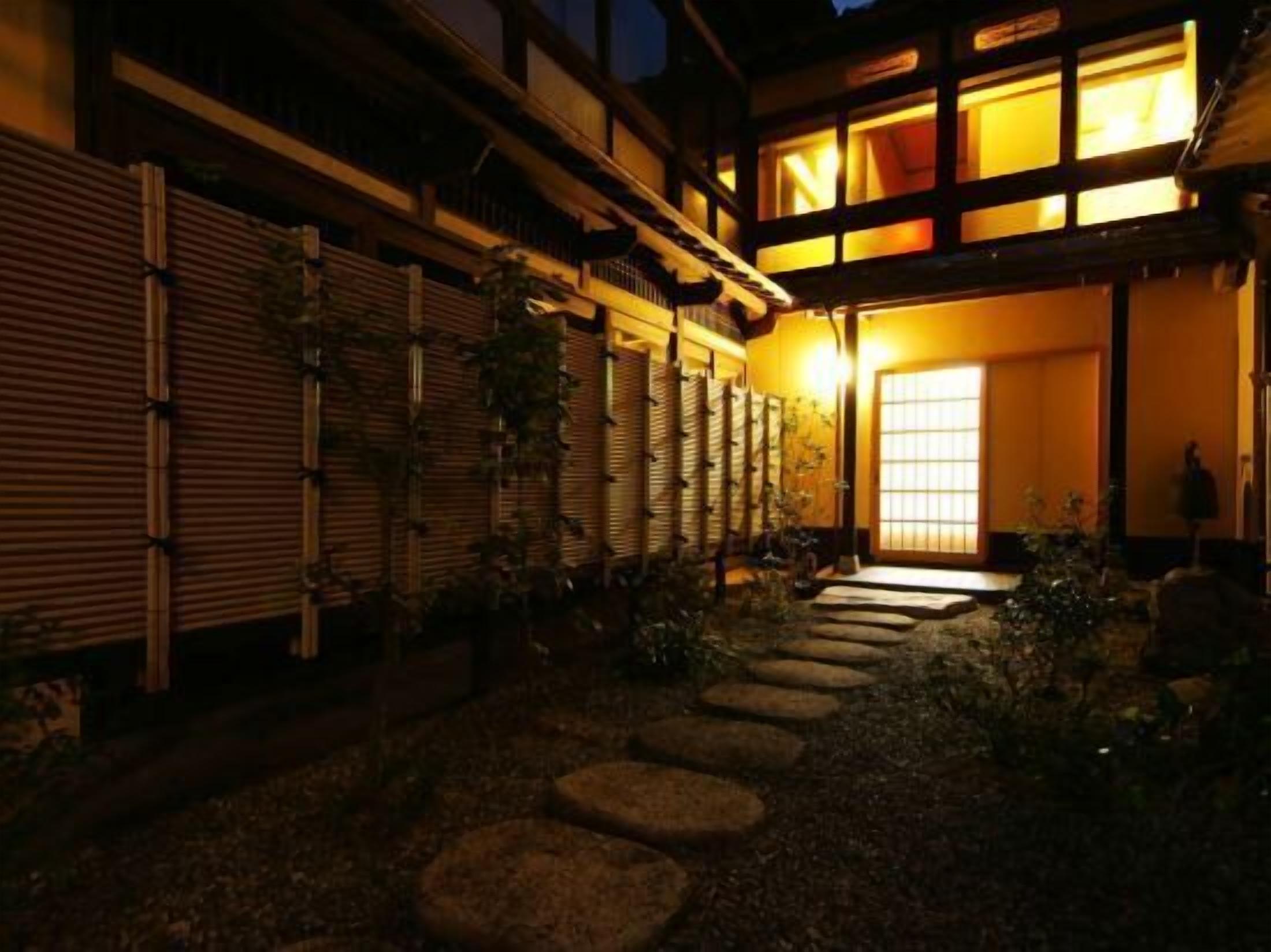 المنطقة المحيطة بالمنشأة