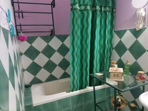 Appartement Duplex Ville, vue cour intérieure | Salle de bain | Articles de toilette gratuits, sèche-cheveux, chaussons