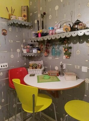 Kühlschrank, Mikrowelle, Ofen, Wasserkocher mit Kaffee-/Teezubehör