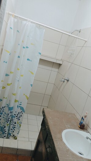 Basic Shared Dormitory | Bathroom | Shower, rainfall showerhead, towels, soap - Hostal Vacaciones Nicas (León)