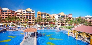 Alberca techada y alberca climatizada