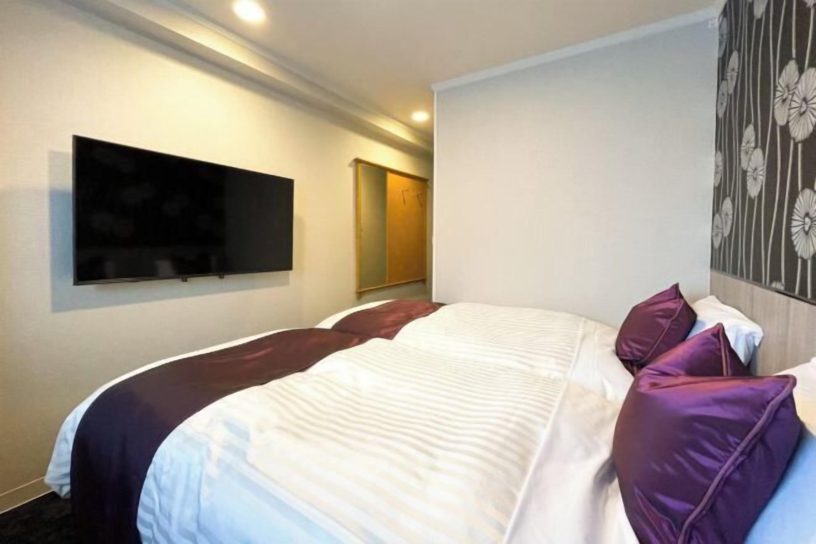 مكتب وواي فاي مجانًا وملاءات أسرّة