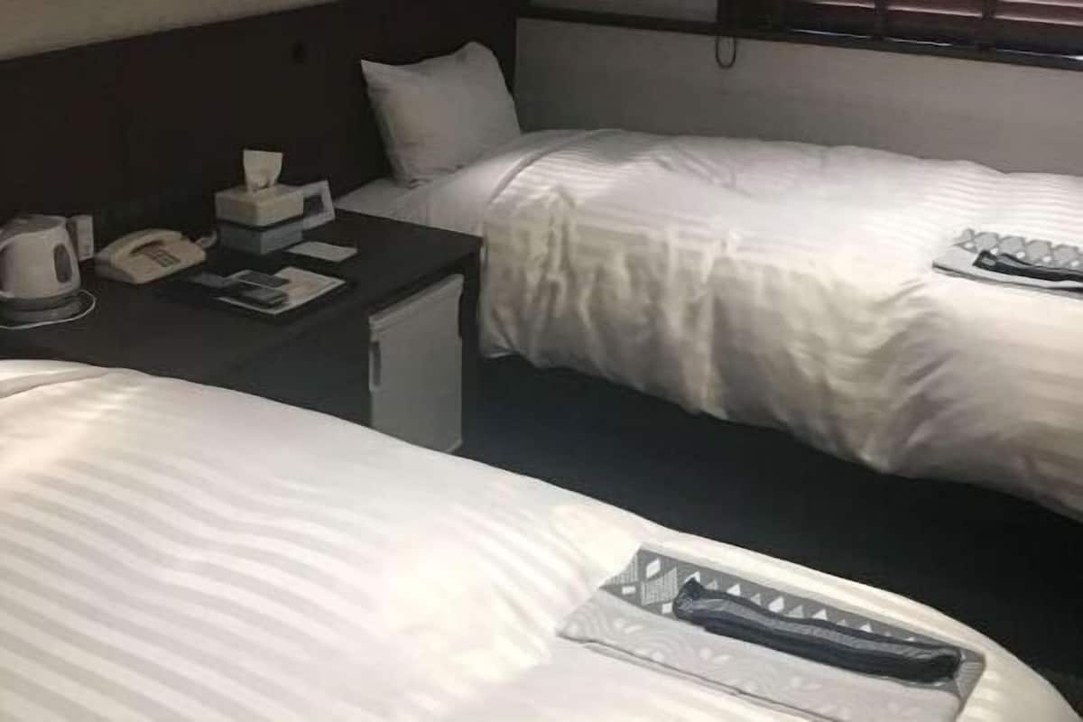 Een bureau, gratis wifi, beddengoed