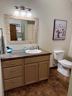 Duschwanne, Haartrockner, Handtücher, Seife