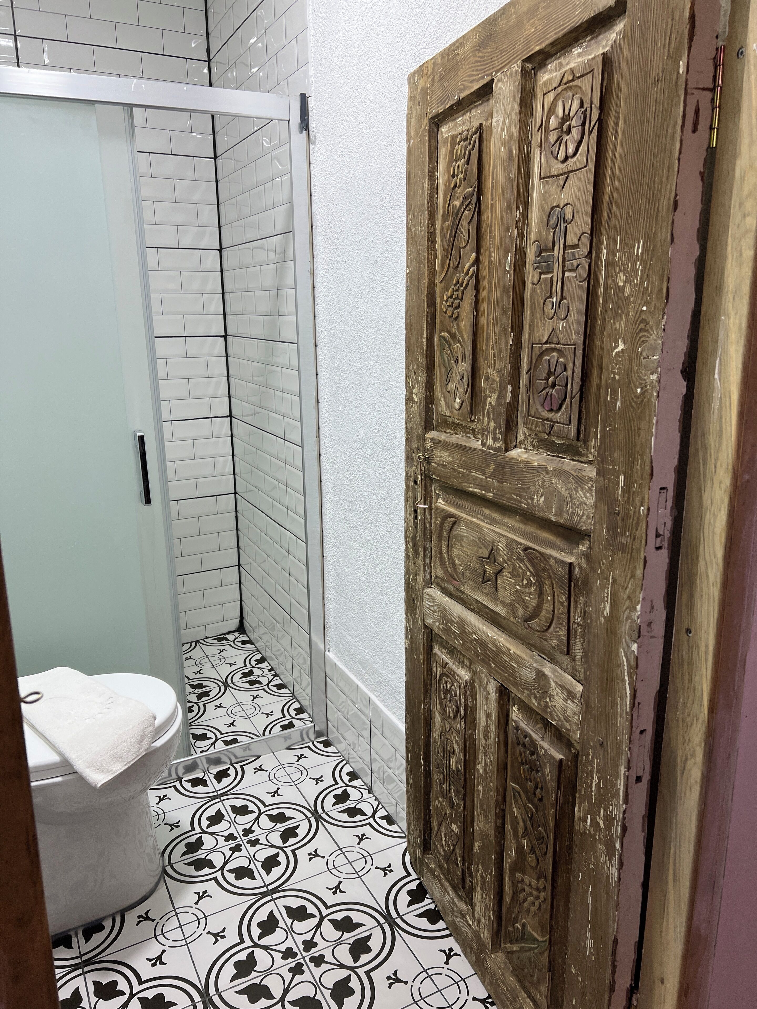 105 Dort Tek Yatakli Oda | Badrum | Dusch, duschhuvud med massagefunktion och gratis toalettartiklar