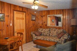 舒适小屋 | 客厅 | 36-英寸纯平电视 （配备收费电视频道）、电视