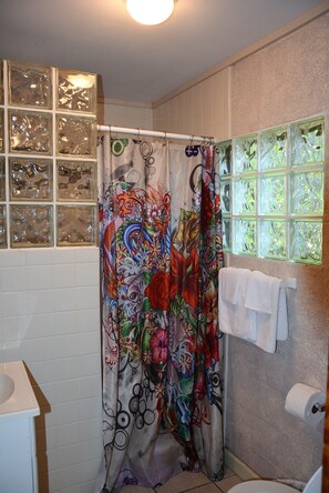 Comfort Cabin | Bathroom shower - Lost Lodge Resort (Somerset)