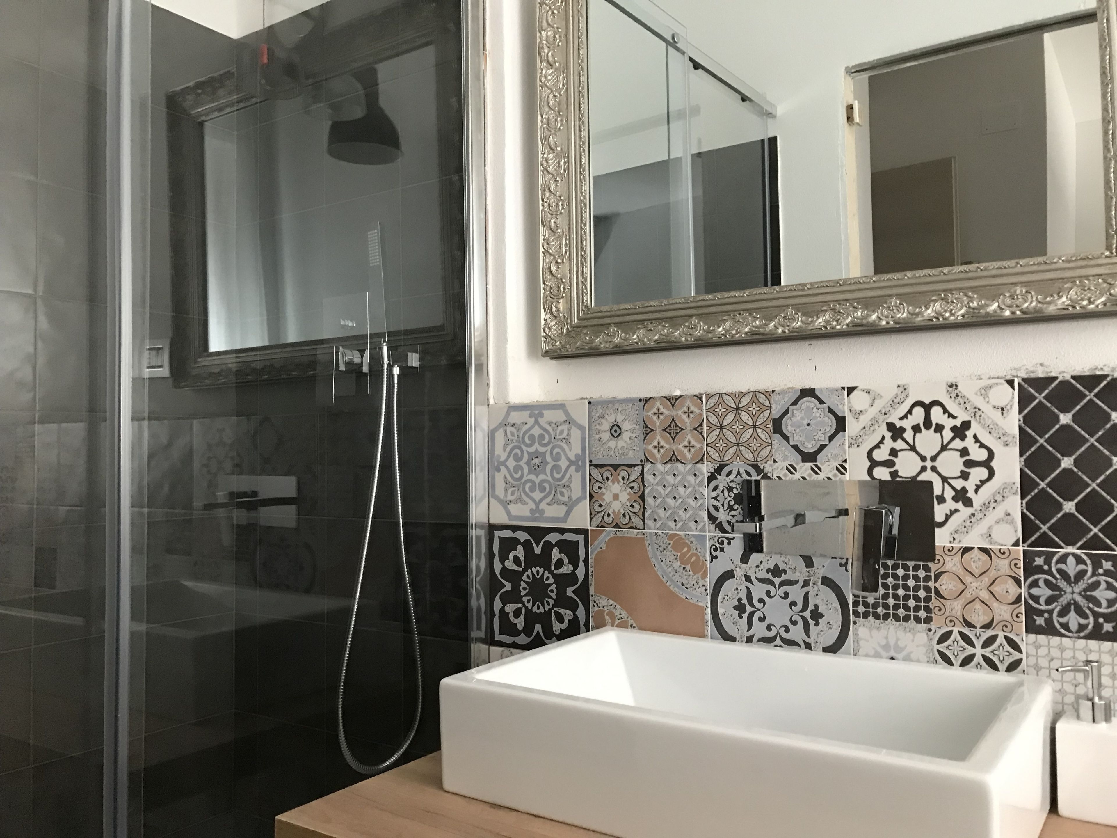 Doppelzimmer (Vernazza) | Badezimmer | Dusche, Bidet, Handtücher