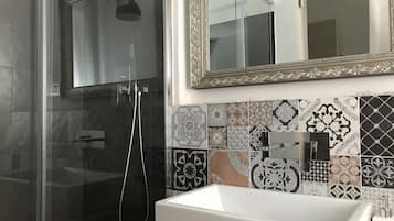 Doppelzimmer (Vernazza) | Badezimmer | Dusche, Bidet, Handtücher
