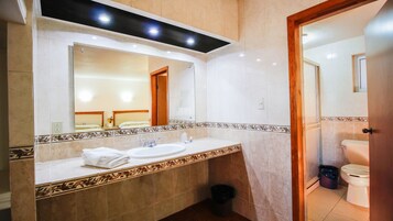 1 habitación, decoración personalizada, muebles diferentes y escritorio 