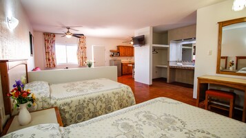1 habitación, decoración personalizada, muebles diferentes y escritorio 