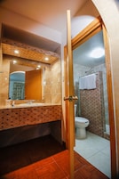 1 bedroom, individually decorated, individually furnished, desk
