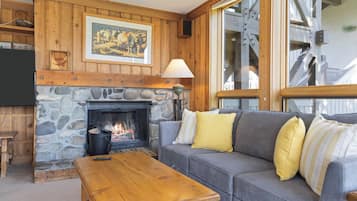 Smart TV y chimenea