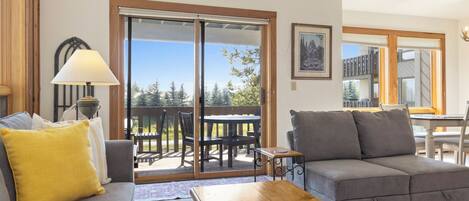 Een smart-tv en een open haard