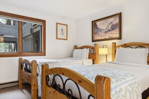 2 habitaciones, tabla de planchar con plancha, wifi y ropa de cama 