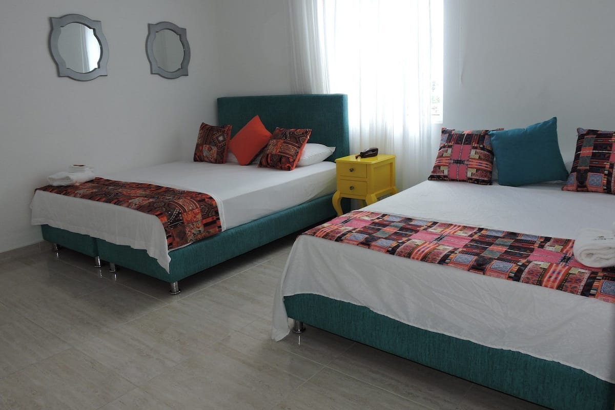 1 habitación, escritorio, tabla de planchar con plancha y wifi gratis