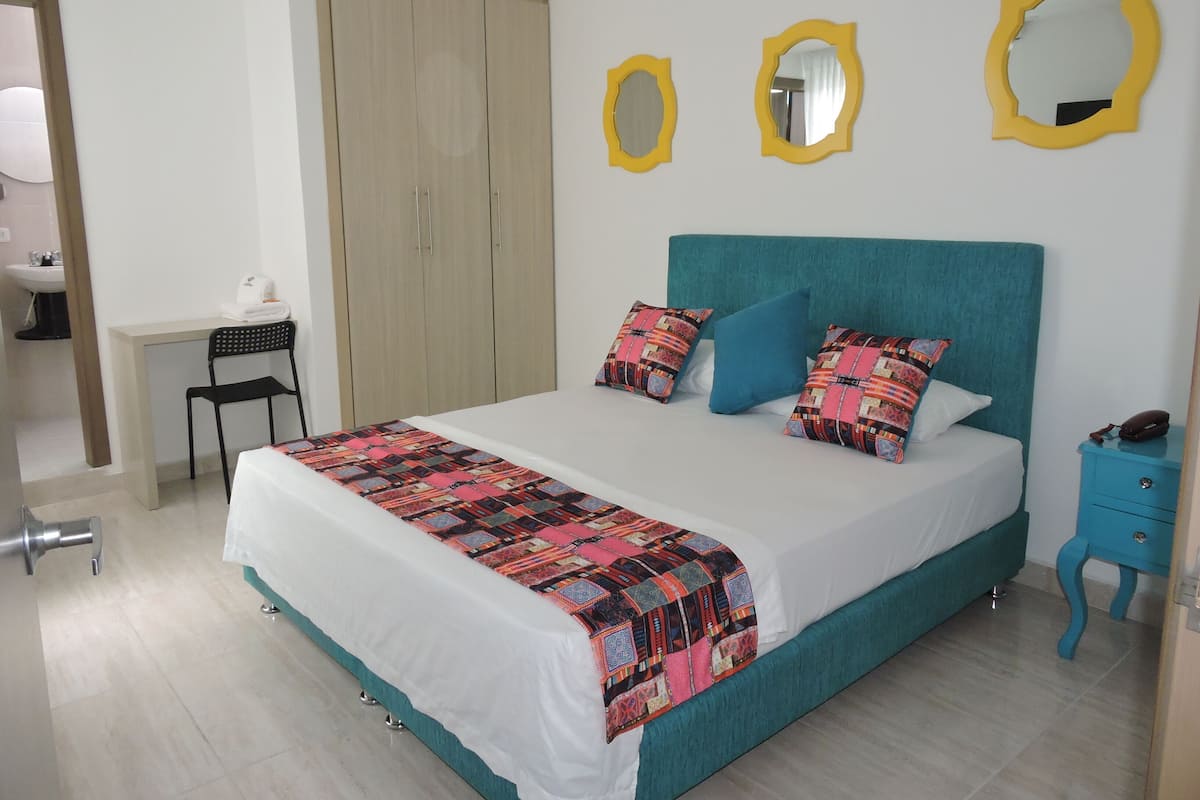 1 habitación, escritorio, tabla de planchar con plancha y wifi gratis