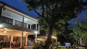 A two-story building with a balcony and a covered outdoor area. - Casa Brillasol Samara (Sámara)