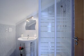 Habitación familiar, vistas a la montaña | Baño | Artículos de higiene personal gratuitos, secador de pelo y toallas