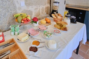 A breakfast buffet with various food items and utensils. - Casa de Igarei (Vouzela)