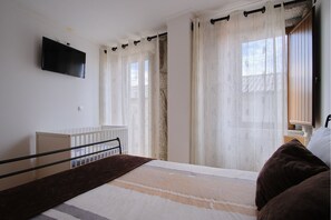 Habitació doble, vistes a la ciutat | Roba de llit d'alta qualitat i cortines opaques 