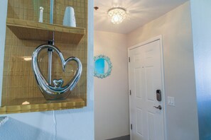 Interior - Modern Decour, walking distance to the strip. Stainless Steel Appliances (Las Vegas)