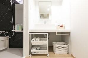 Chambre triple Standard (No Kitchenette) | Salle de bain | Ensemble baignoire-douche, baignoire profonde, séchoir à cheveux