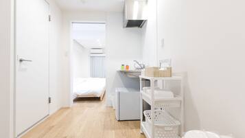 Quarto triplo standard, cozinha americana | Opções para refeição no quarto