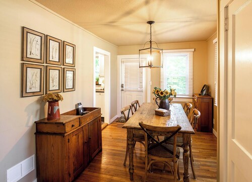 Charming Cottage Within Walking Distance to Downtown Brevard & Brevard College. 