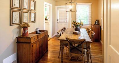 Charming Cottage Within Walking Distance to Downtown Brevard & Brevard College.