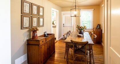 Cottage mit Charme liegt nur wenige Gehminuten von der Innenstadt Brevard, NC