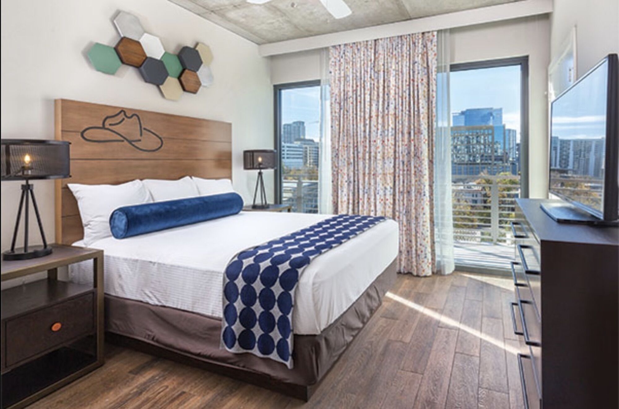 Walk to 6th St!  Wyndham 2 Bedroom Presidential ~ Sleeps 6 w/Rooftop Pool!