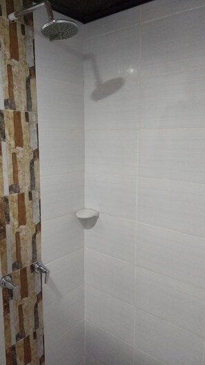 Shower, rainfall showerhead, free toiletries, hair dryer - Find Land & A Rest (Filandia)