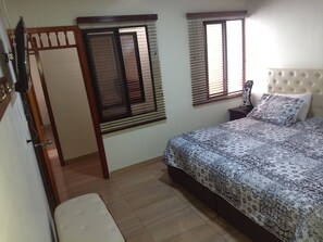 Hypo-allergenic bedding, individually furnished, blackout drapes - Find Land & A Rest (Filandia)