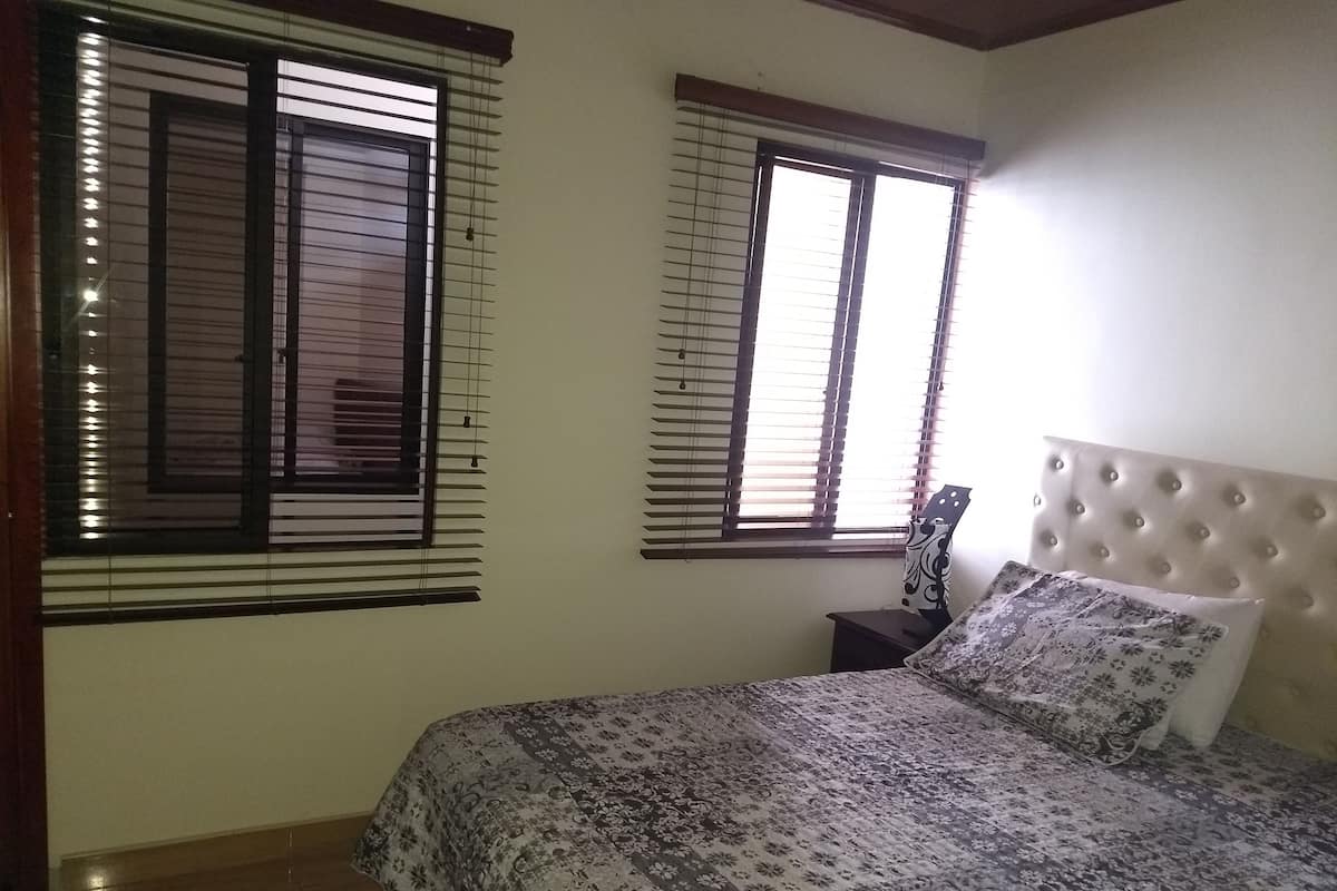 Deluxe Room | Hypo-allergenic bedding, individually furnished, blackout curtains