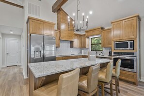 Frigorifero, microonde, forno, piano cottura