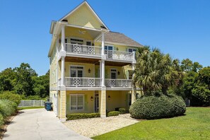 Exterior - Oceanside,private pool,golf cart,elevator,easy beach access,in Spinnaker's Reach (Emerald Isle)