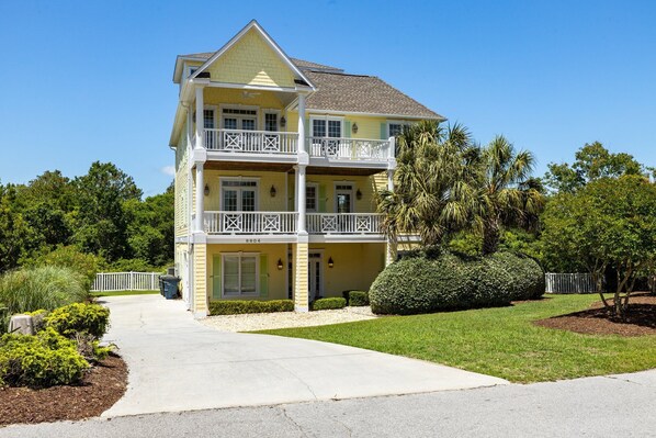 Exterior - Oceanside,private pool,golf cart,elevator,easy beach access,in Spinnaker's Reach (Emerald Isle)