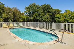 Pool - Oceanside,private pool,golf cart,elevator,easy beach access,in Spinnaker's Reach (Emerald Isle)