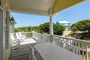 Outdoor dining - Oceanside,private pool,golf cart,elevator,easy beach access,in Spinnaker's Reach (Emerald Isle)