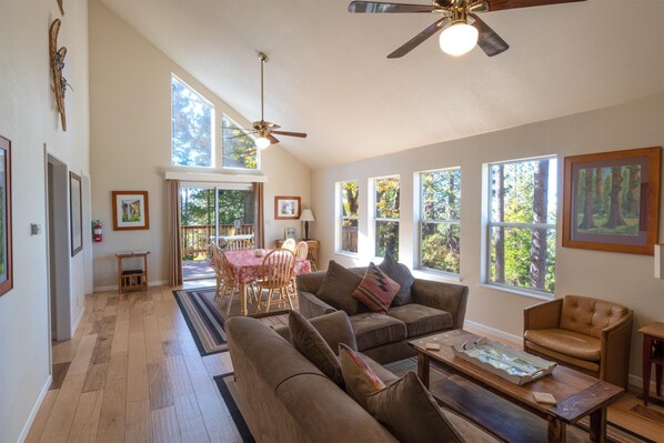 Fernseher, Kamin, Stereoanlage