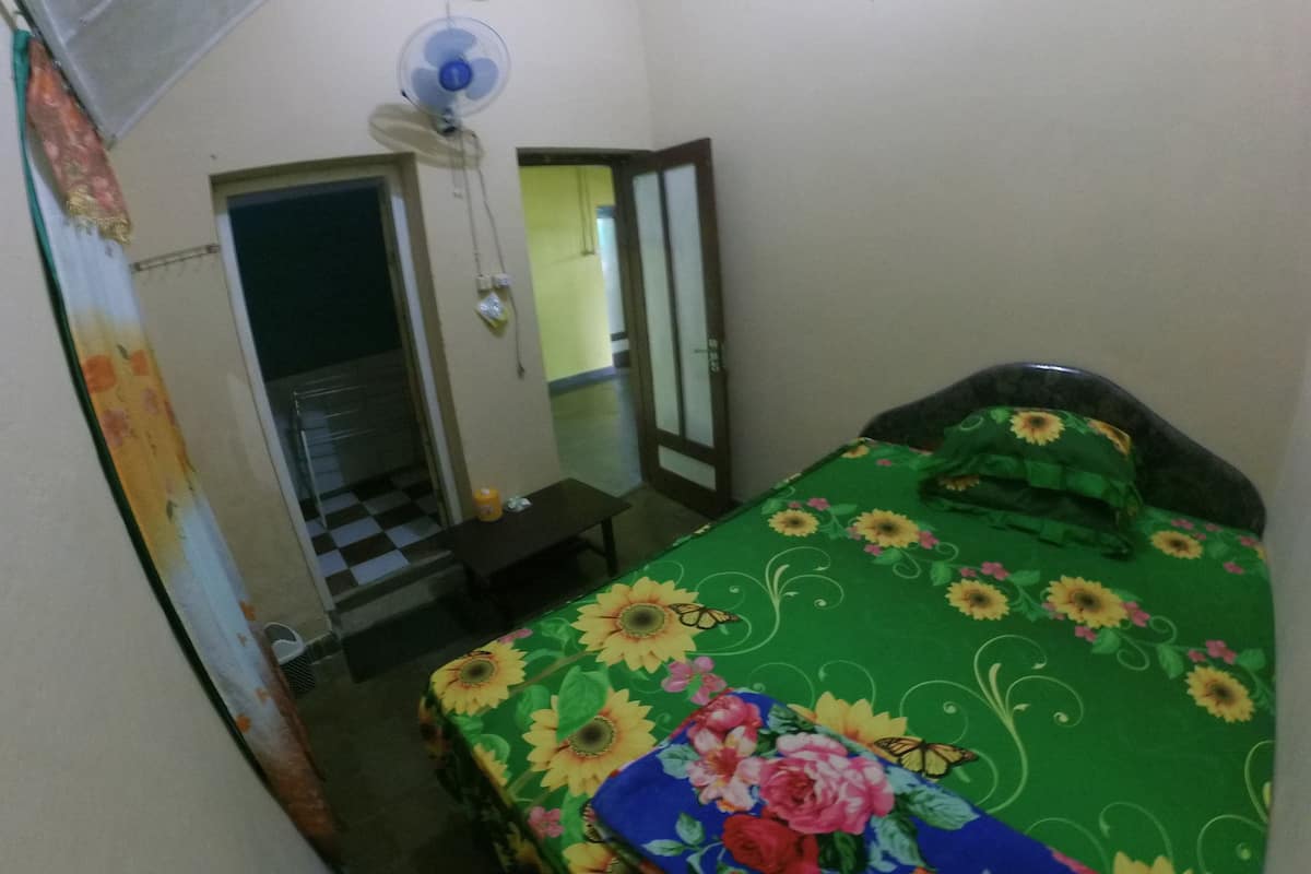 Standard Private Bathroom | Desk, free WiFi